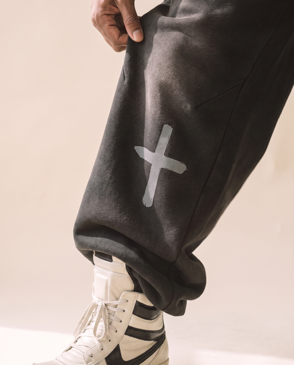 HEAVYWEIGHT SWEATPANTS · BLACK & OFF WHITE