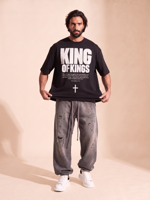 King of Kings MONOCHROME tee, black, front print, man, hem pull full body