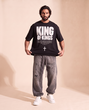 King of Kings MONOCHROME tee, black, front print, man, hem pull full body