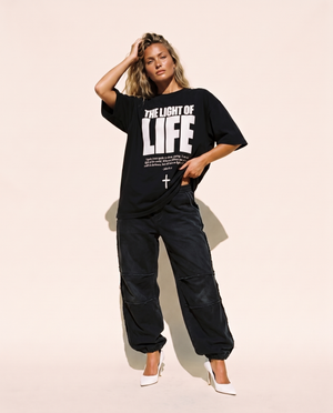 The Light of Life MONOCHROME tee, black, front print, woman, hem pull full body